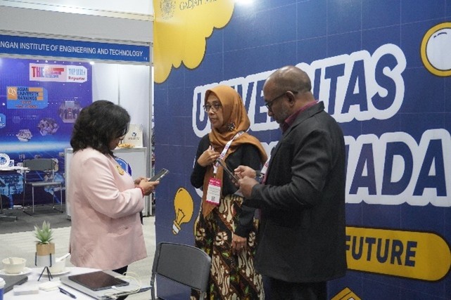 Dokumentasi Tamu yang Berkunjung ke Booth